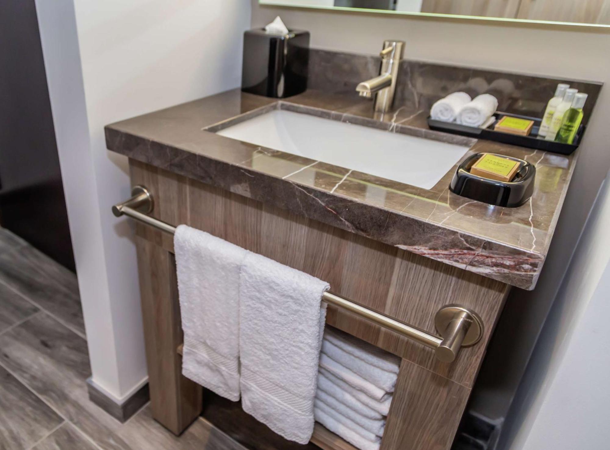 Hampton Inn & Suites By Hilton Puebla Bagian luar foto